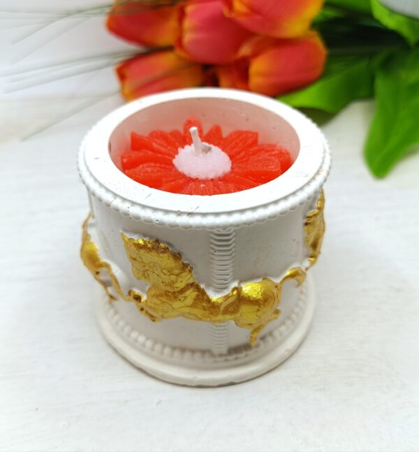 vrtiljak z zlatimi konji in marjetico